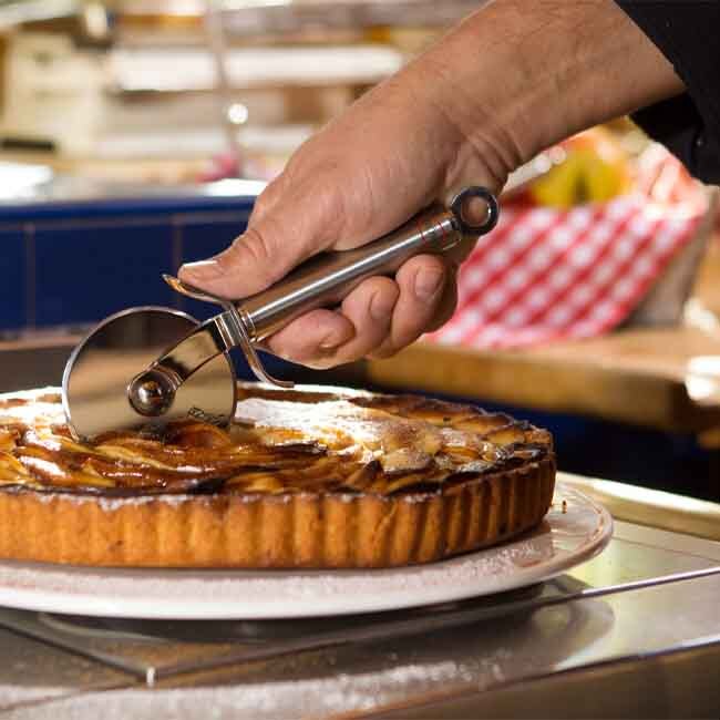 Rösle Pizza Cutter in use