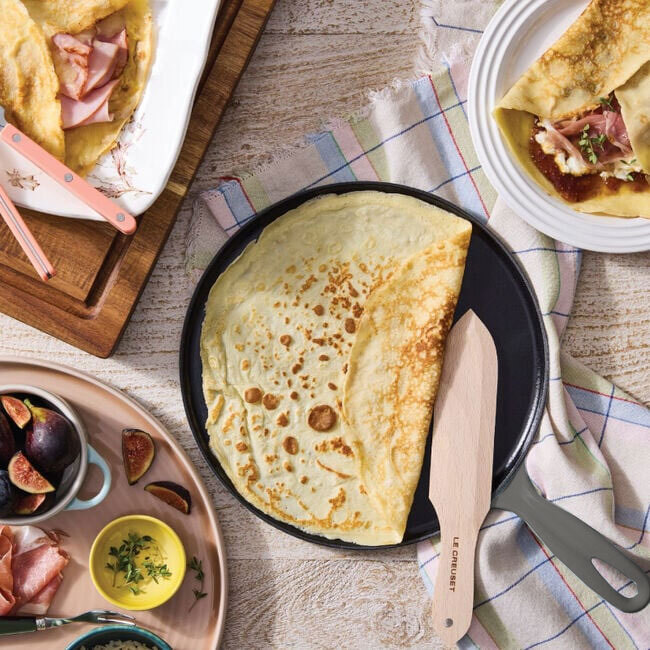 Le Creuset Traditional Round Crepe Pan | Oyster - lifestyle