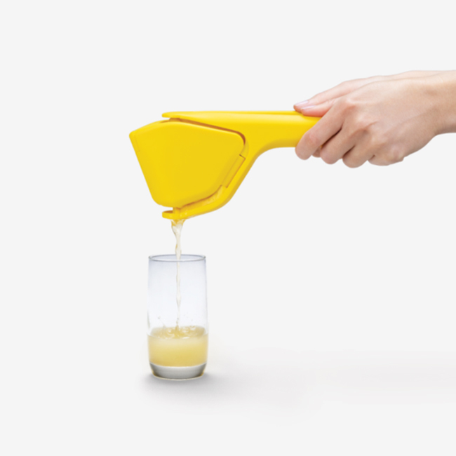 Dreamfarm Fluicer | Lemon (Yellow) in use