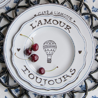 L'Amour Toujours Logo